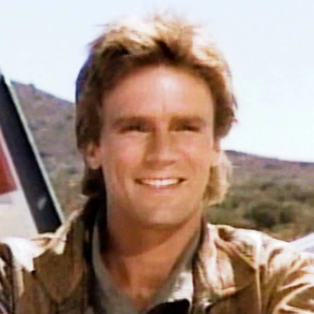 Richard Dean Anderson, de MacGyver de 1985 a 1992, tá bem diferente hoje. Mudança de aparência assim, depois de tanto t…