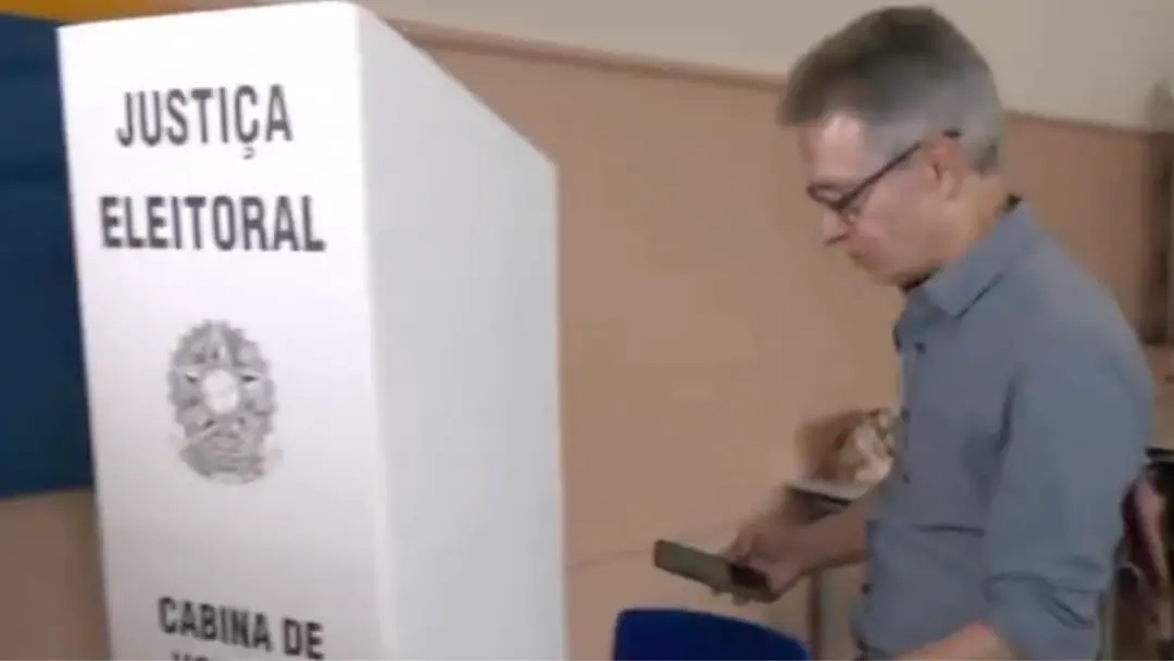 Zema usou celular na cabina de votação em Araxá, Minas Gerais, no domingo. Ele disse que ninguém o alertou, mas a Justi…