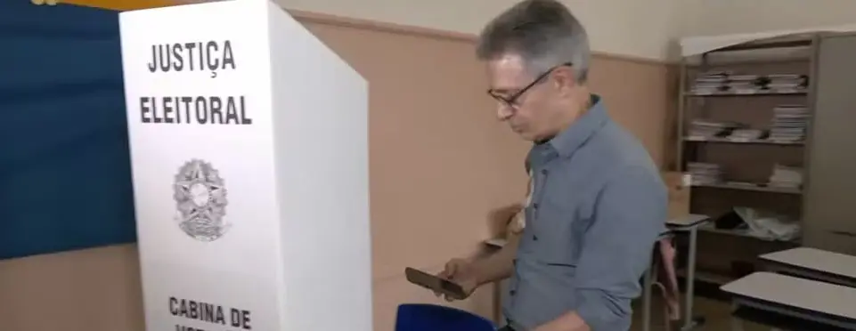 Zema, candidato à Presidência, colocou celular na cabine de votação em Araxá, Minas Gerais. O TRE-MG disse que vai apur…