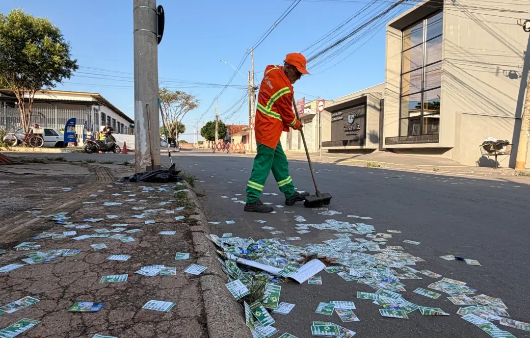 Comurg começou a limpeza no entorno dos 356 locais de votação de Goiânia com 966 trabalhadores. É necessário esse traba…