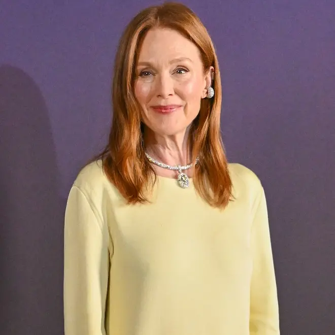 Julianne Moore e a filha posaram juntas em Paris Fashion Week. É bom ver essas aparições tranquilas, mostra que o foco …