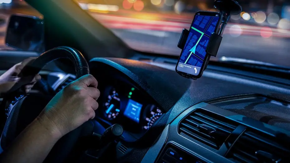 Uma passageira teve viagem de Uber interrompida quando o motorista parou em um estacionamento para carregar o veículo e…