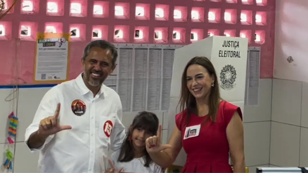Elmano de Freitas votou em Caucaia, na Região Metropolitana de Fortaleza, neste domingo. Com Ciro Gomes, os dois estão …