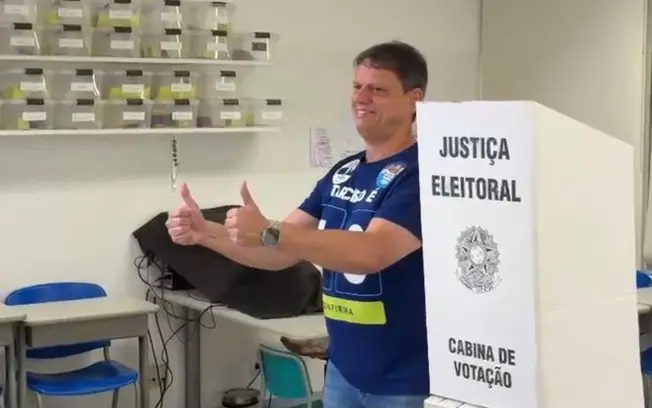 Tarcísio de Freitas votou às 10h22 no Colégio Miguel de Cervantes, em São Paulo, acompanhado da esposa e de outros cand…