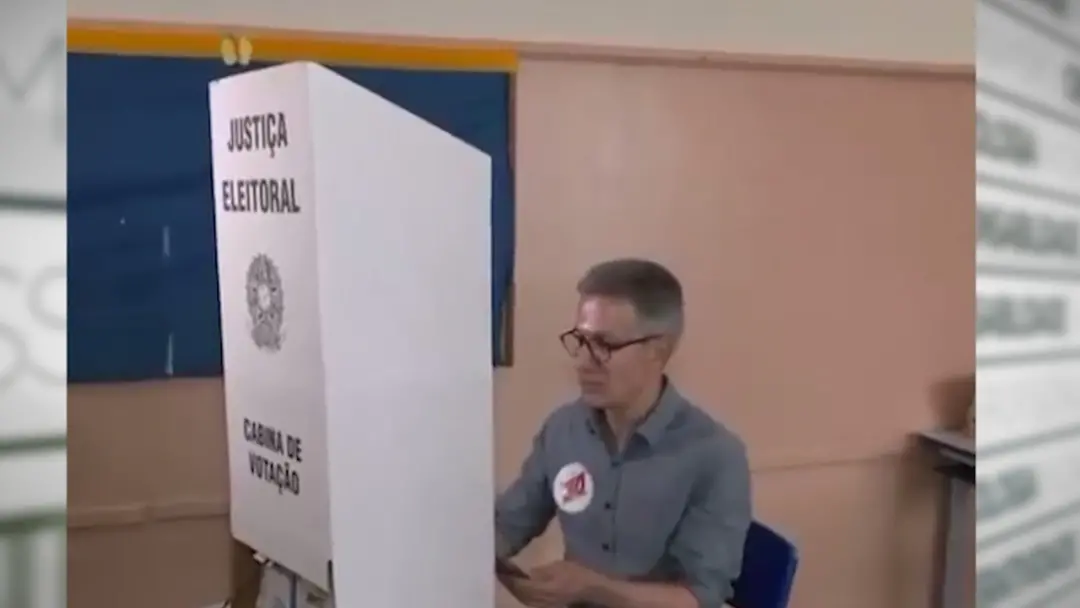 Romeu Zema entrou com celular na cabine de votação em Araxá, Minas Gerais, violando a orientação do TSE. O ato toca no …