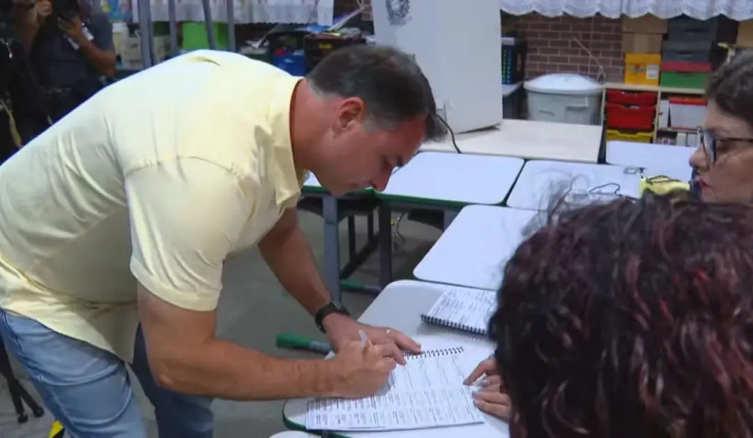 Flavio Bolsonaro votou na Escola Municipal Barão Homem de Mello em Vila Isabel e falou sobre acabar com o atraso do Bra…
