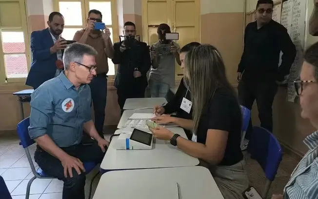 Romeu Zema entrou na cabine de votação em Araxá, Minas Gerais, com celular na mão, o que é proibido pela Justiça Eleito…
