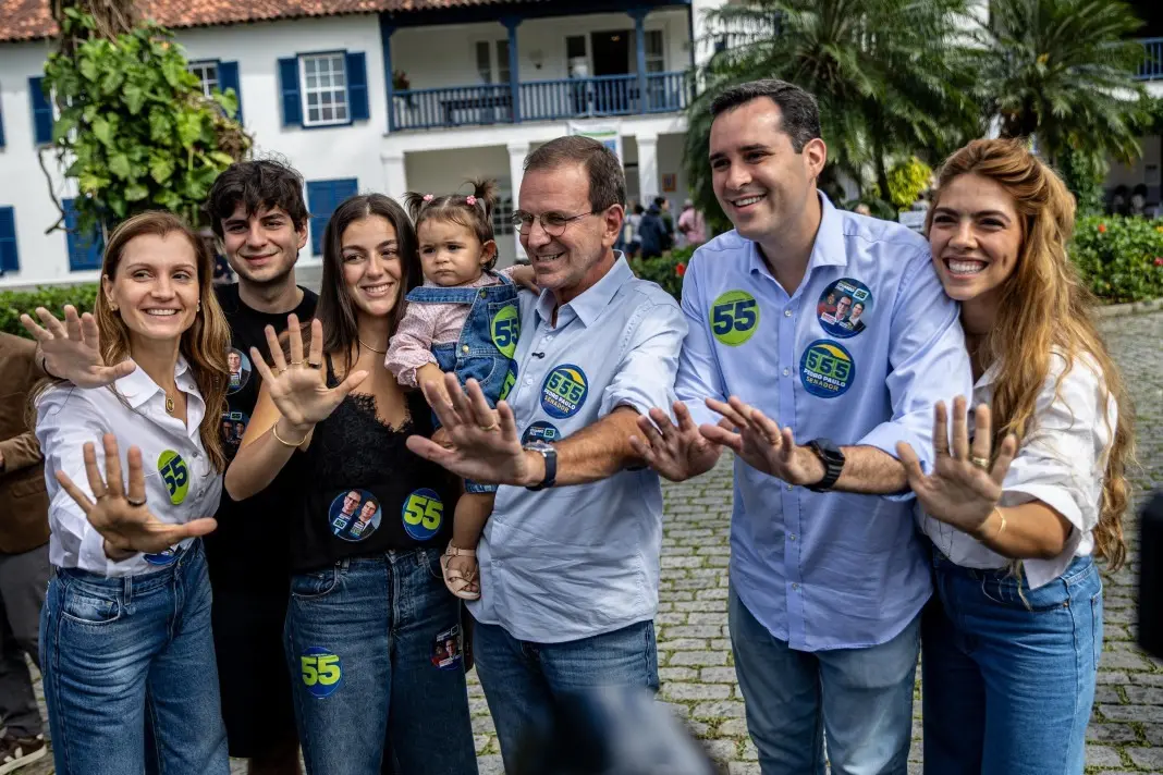 Eduardo Paes votou em São Conrado, no Gávea Golf Club, acompanhado da família e de Jane Reis e Eduardo Cavaliere. A cri…