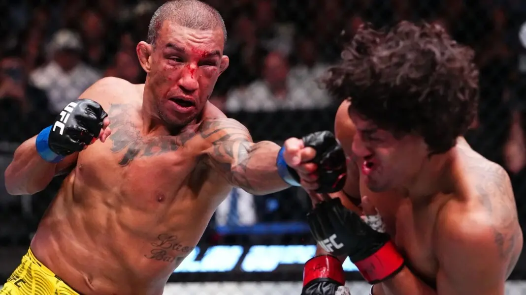 Raoni Barcelos desmaiou no quinto round do UFC Fight Night em Las Vegas e precisou ser levado em maca. É um susto grand…