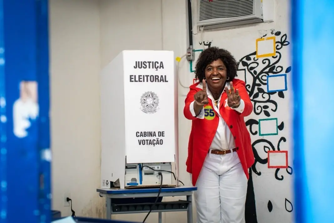 Benedita da Silva falou sobre os sacrifícios da vida política aos 42 anos de trajetória no Leme. Dar metade da vida pra…
