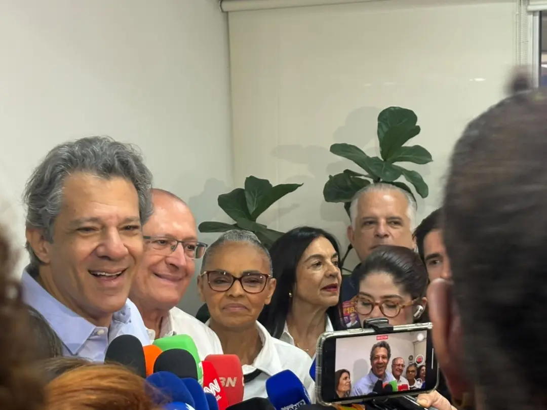 Haddad votou às 10h20 em São Paulo, acompanhado de Alckmin, Marina e Tebet. O clima cordial no estado foi notado, difer…