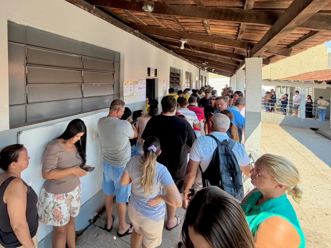 Goiânia com filas maiores ao final da manhã de domingo, com movimento intenso nos locais de votação. A propaganda eleit…