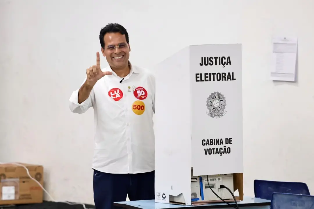 Dr Helton, candidato ao governo de Sergipe, votou em Aracaju na manhã deste domingo, no Colégio Michelangelo. Eleita a …