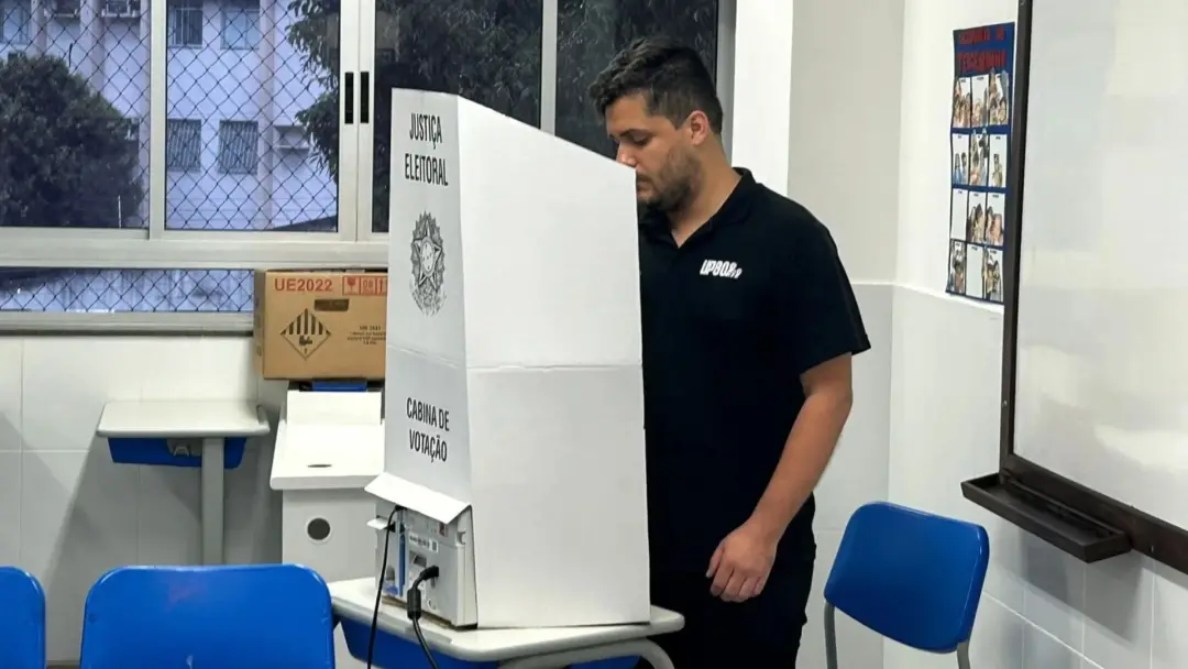 Rafael Demuner votou em Vitória neste domingo. A intenção dele é conquistar o governo para tirar o poder da classe polí…