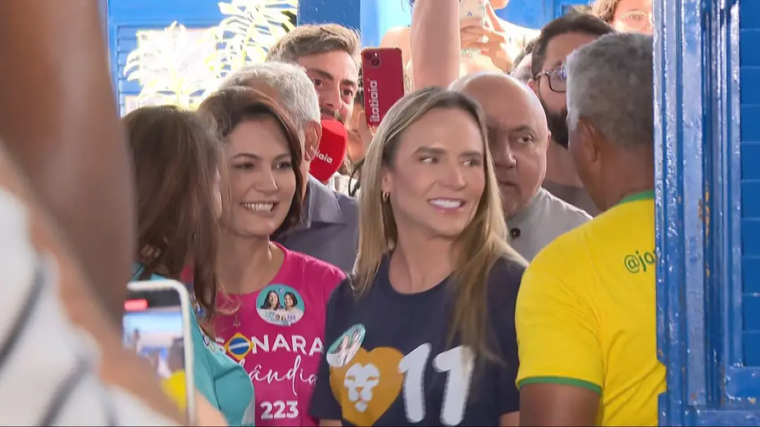 Celina Leão votou no Lago Norte, no DF, acompanhada de Michelle Bolsonaro e Bia Kicis. Ver candidatas juntas reforçando…