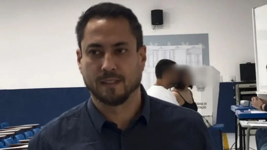 Breno Barcelos votou no Colégio Darwin, no Jardim da Penha, em Vitória. Ver o candidato agradecer a adesão popular most…
