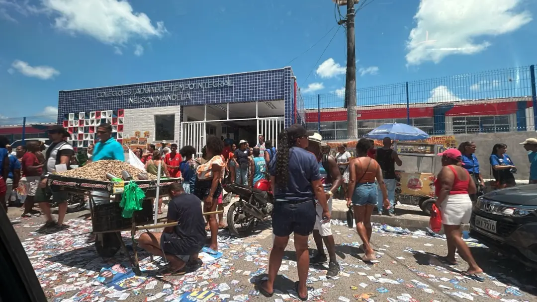 Movimento intenso na frente do Colégio Nelson Mandela, em Periperi, durante o primeiro turno das eleições municipais na…