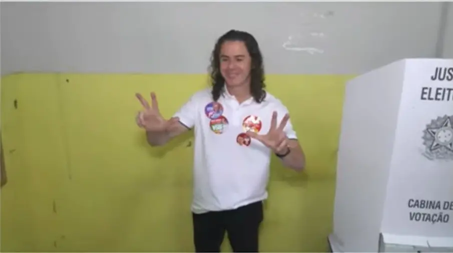 Veneziano Vital do Rêgo votou em Campina Grande, PB, acompanhado de esposa e mãe neste domingo. O voto traz a responsab…