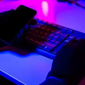 Hacker ligado ao roubo de dados do FBI foi detido na Jordânia. Esse tipo de ação mostra a complexidade dos limites da s…
