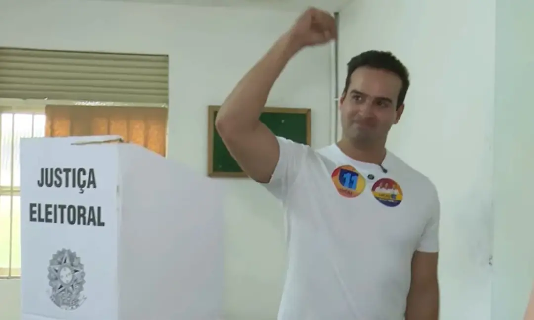 Lucas Ribeiro votou em Campina Grande, PB, acompanhado de Daniella Ribeiro, João Azevêdo e Nabor Wanderley. A candidatu…