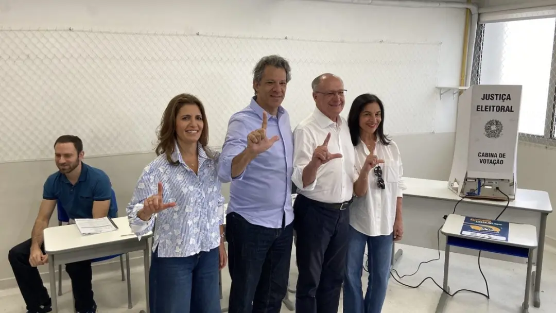 Haddad votou domingo, 4 de outubro de 2026, na Brazilian International School em Indianópolis, acompanhado de Alckmin, …