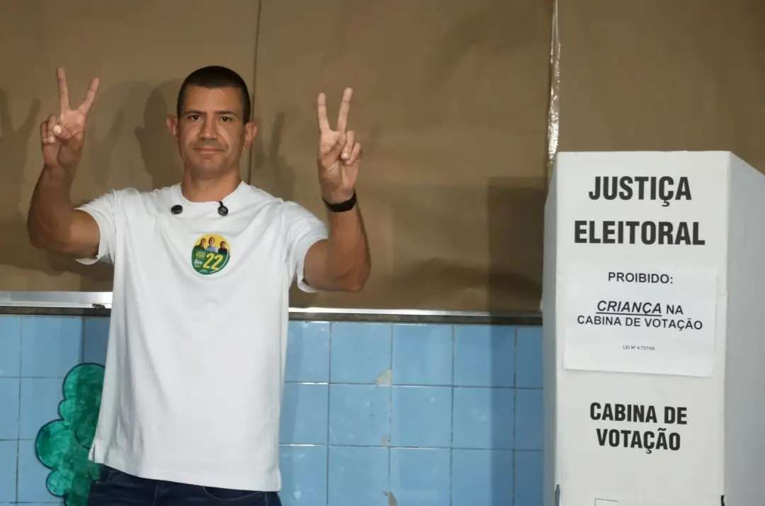 Douglas Ruas votou domingo em São Gonçalo, acompanhado da esposa e do filho. Ele falou com os apoiadores ali no Institu…