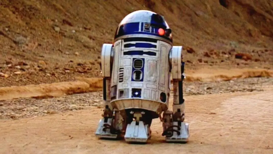 Figura R2-D2 de 1978, um exemplar único com erro de fábrica, alcançou um lance acima de 1.000 dólares. O estado do embr…
