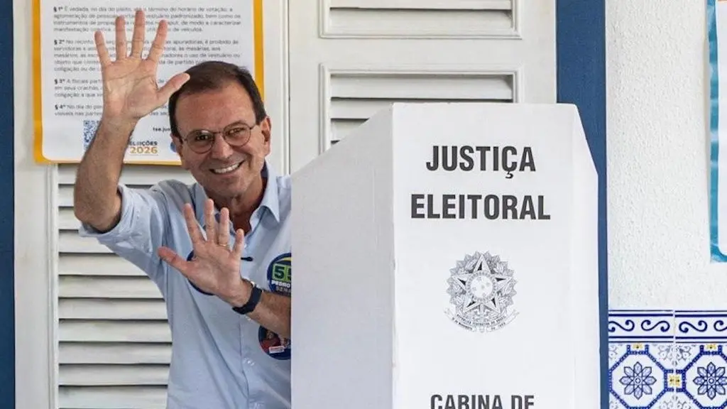 Eduardo Paes votou às 8h na Zona Sul do Rio, acompanhado da família e do prefeito Eduardo Cavaliere. Ele falou sobre a …