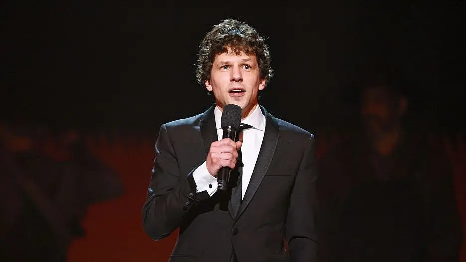 Jesse Eisenberg recusou o papel de Mark Zuckerberg, mesmo com a proposta salarial gigante do estúdio. É estranho, pois …