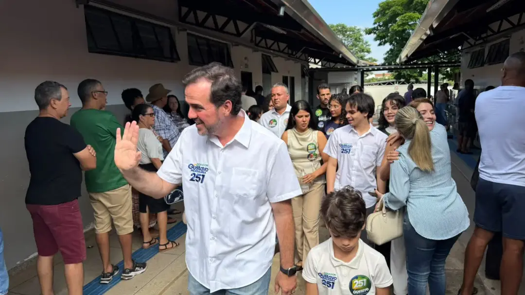 Gustavo Mendanha votou em Goiás com esposa, filho e suplente. Ele disse que a campanha foi limpa e mostrou satisfação c…