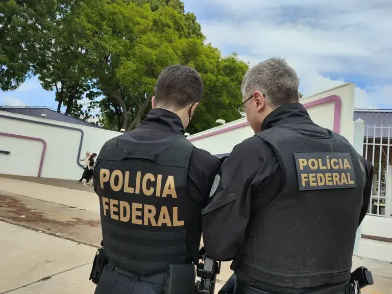 28 pessoas conduzidas pela PF nas primeiras horas das eleições, com R$ 57,3 mil apreendidos na Bahia, Minas Gerais e ou…