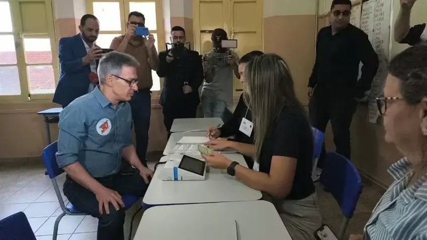 Zema foi filmado com celular na cabine de votação em Araxá, no Alto Paranaíba. Essa situação levanta questões sérias so…