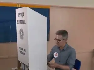 Zema foi flagrado com celular na urna durante voto em Minas. Isso mostra um desrespeito sério com o processo eleitoral,…