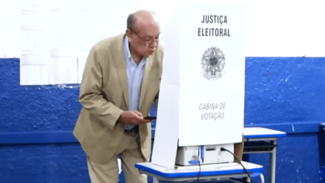 Gilmar Mendes votou domingo em Diamantino no Mato Grosso, enquanto Cármen Lúcia votava em Belo Horizonte. Empate técnic…