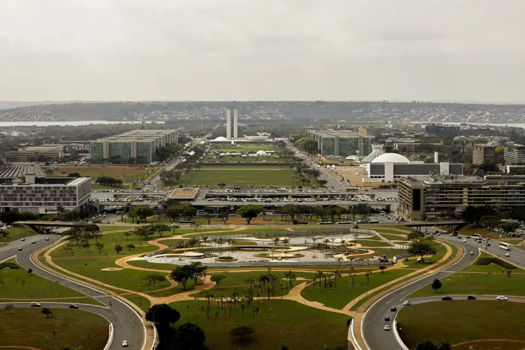 Esplanada dos Ministérios em Brasília terá trecho interditado neste domingo devido a suspeita no STF, e a Praça dos Trê…