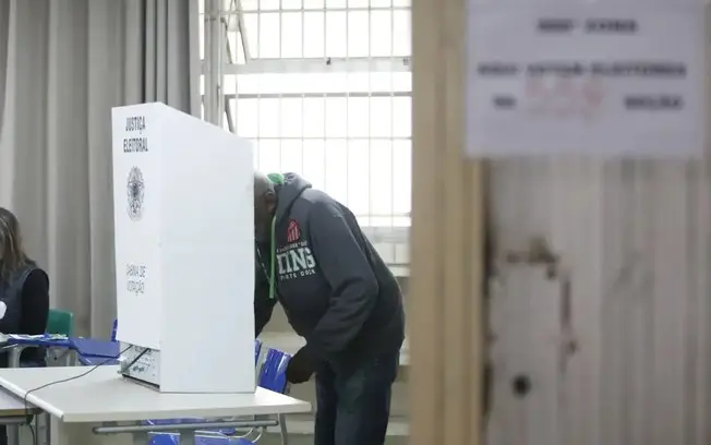 12,8 milhões de eleitores são esperados no Rio de Janeiro para votar neste domingo. Chegar cedo, como Paulo Dias fez na…