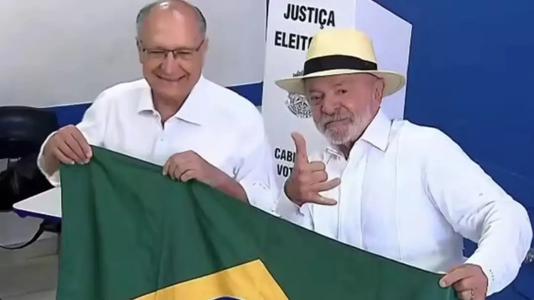 São Bernardo do Campo, São Paulo, hoje às 9h, Lula votou acompanhado de Janja, Alckmin, Haddad e outros. A presença des…