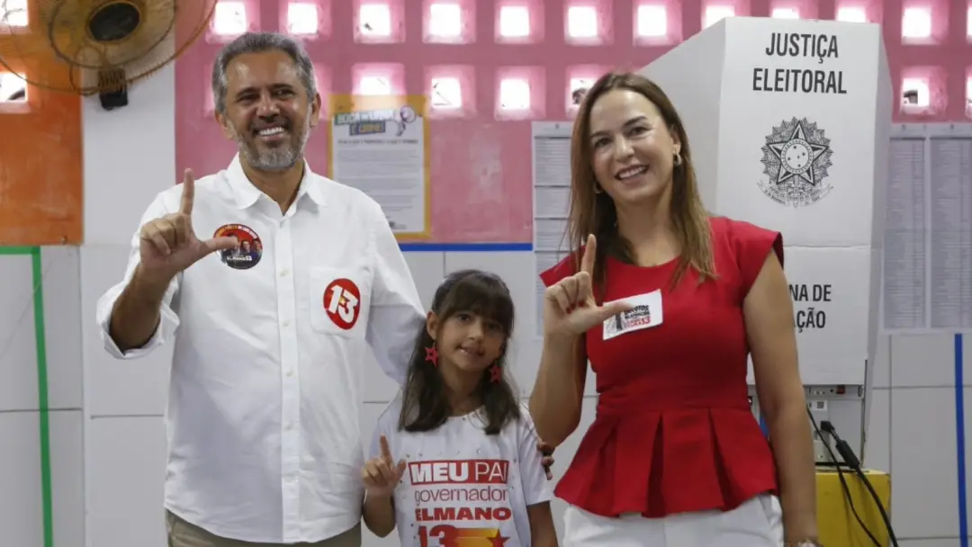 Elmano de Freitas votou em Caucaia, na Região Metropolitana de Fortaleza, acompanhado de vários apoiadores. Tem uma exp…