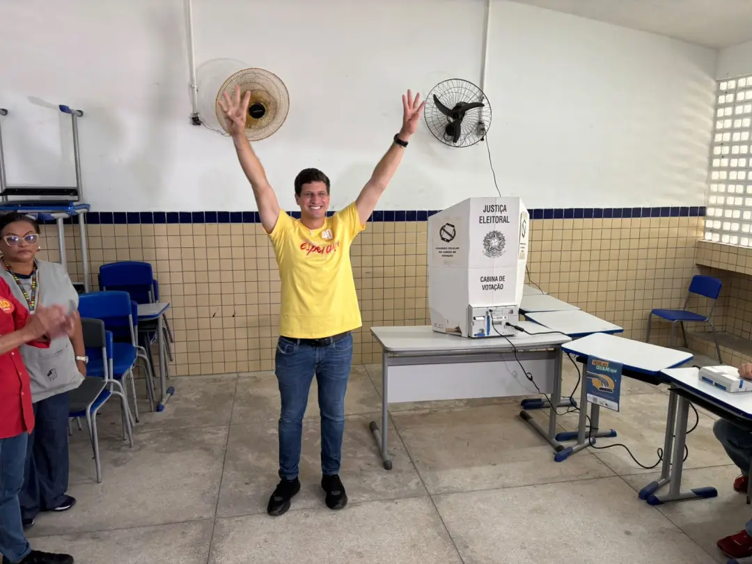 João Campos votou na Escola de Referência em Ensino Médio, na Zona Norte do Recife, na manhã deste domingo. O candidato…