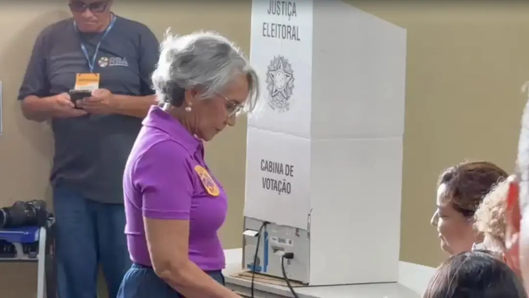 Araceli Lemos do PSOL votou no domingo em Belém, no Parque Verde. A luta por alternativas para o Pará merece atenção, p…