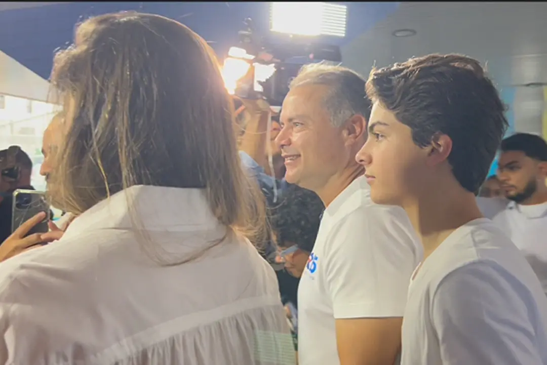 Renan Filho chegou a Maceió para votar neste domingo, acompanhado da família. Ele falou em otimismo e experiência para …