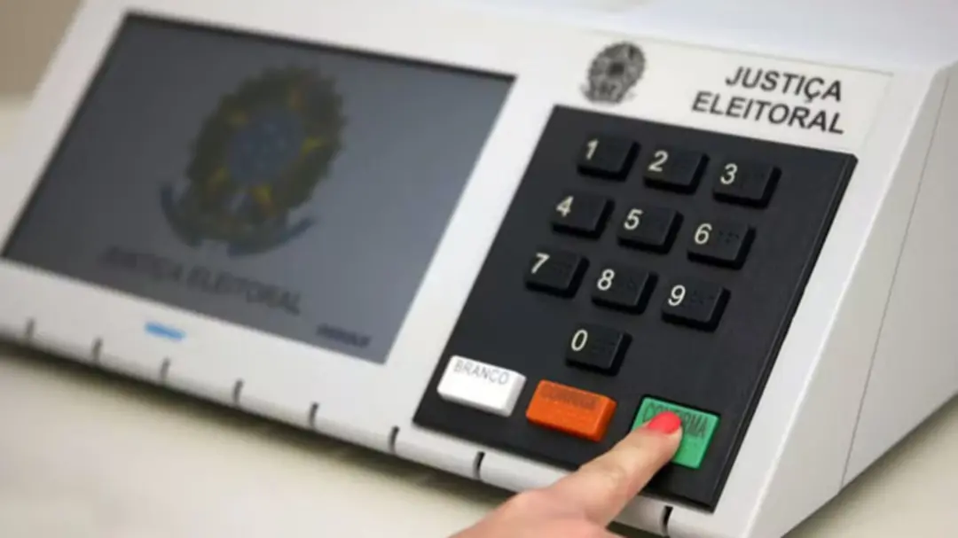 107 ocorrencias foram registradas na operação de segurança eleitoral, com 86 crimes identificados até as 9h. A suspeita…