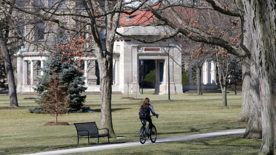 Alguns calouros de faculdade Gen Z abandonaram o campus, retornando para casa para estudar online. A decisão mostra que…