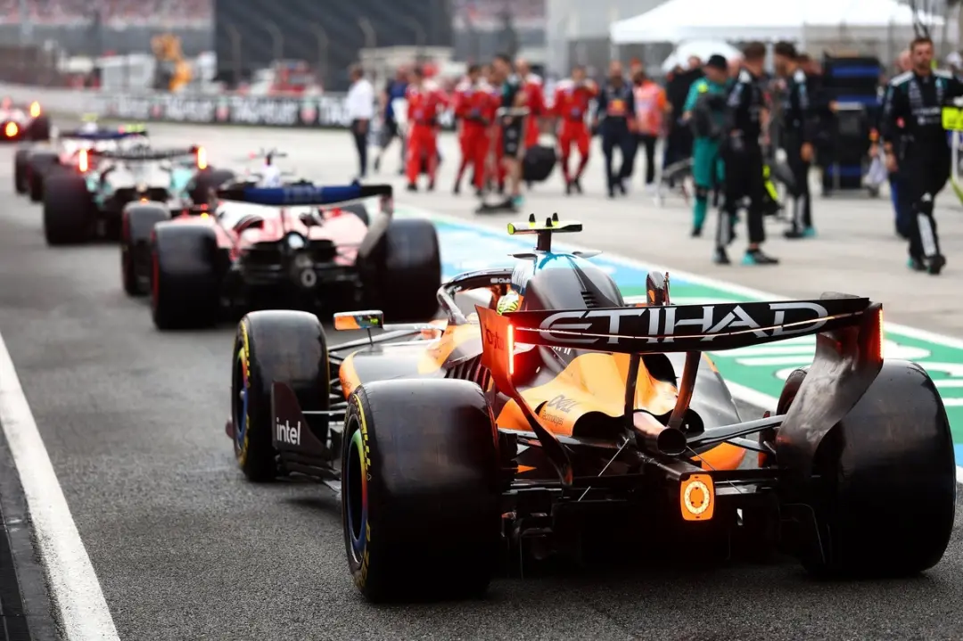 Bahrein GP em Malásia com atrasos, Ferrari e McLaren escolheram pneu seco na largada. A aposta no seco foi arriscada já…
