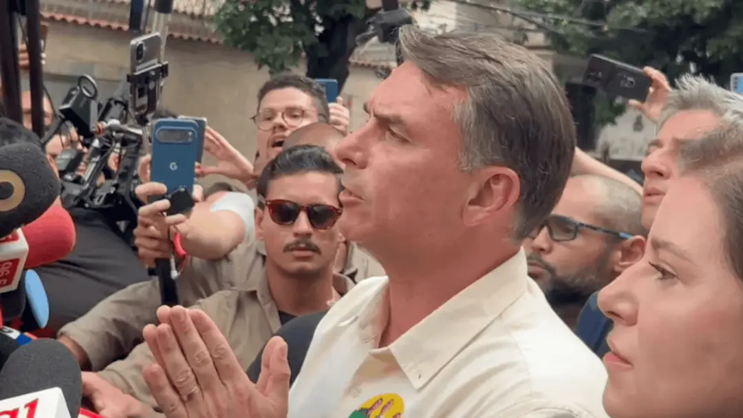 Flávio Bolsonaro declarou que o Brasil nao aguenta mais amigos do Lula interferindo nas eleicoes. Essa fala aponta para…