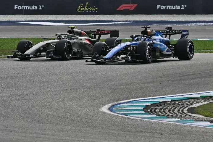 Bortoleto terminou a corrida no Bahrein na 18.ª colocação depois de bater em Sainz. O piloto pediu desculpas pelo erro …
