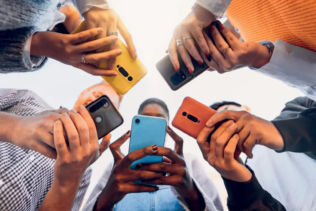 Discar um telefone, usar fita cassete, esperar foto revelar. As palavras e processos antigos tinham um peso, um suspens…