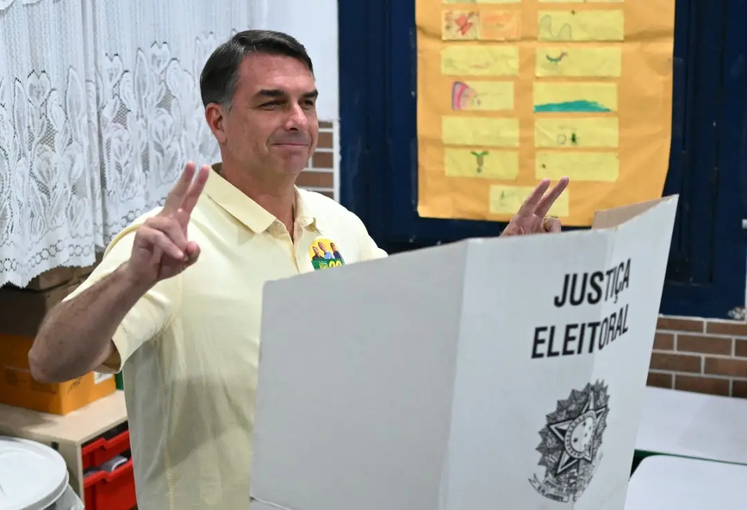 Flávio Bolsonaro votou no Rio de Janeiro na manhã deste domingo, 4. Ele disse que é preciso acabar com a era do atraso …