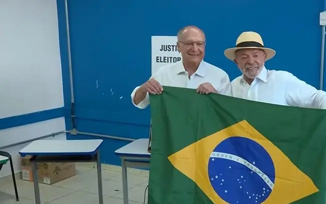 Lula votou na manhã deste domingo em São Bernardo do Campo, no ABC Paulista. A presença dele com Geraldo Alckmin e outr…