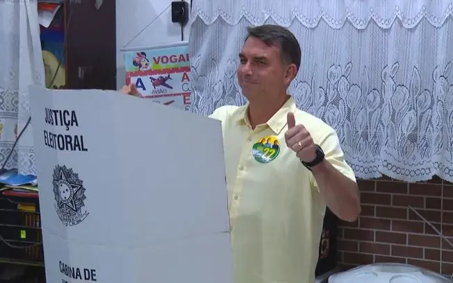 Flávio Bolsonaro votou na seção 170, da Escola Municipal Barão Homem de Mello, em Vila Isabel, Rio de Janeiro. A presen…